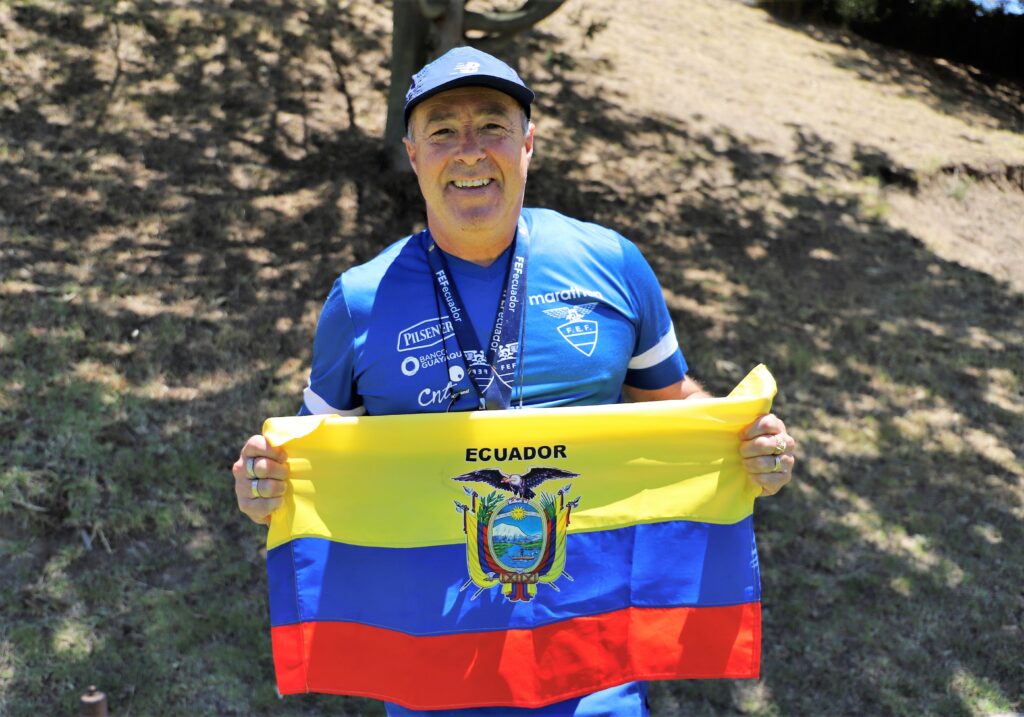 Jorce Célico sostiene orgulloso la bandera tricolor