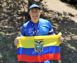 Jorce Célico sostiene orgulloso la bandera tricolor