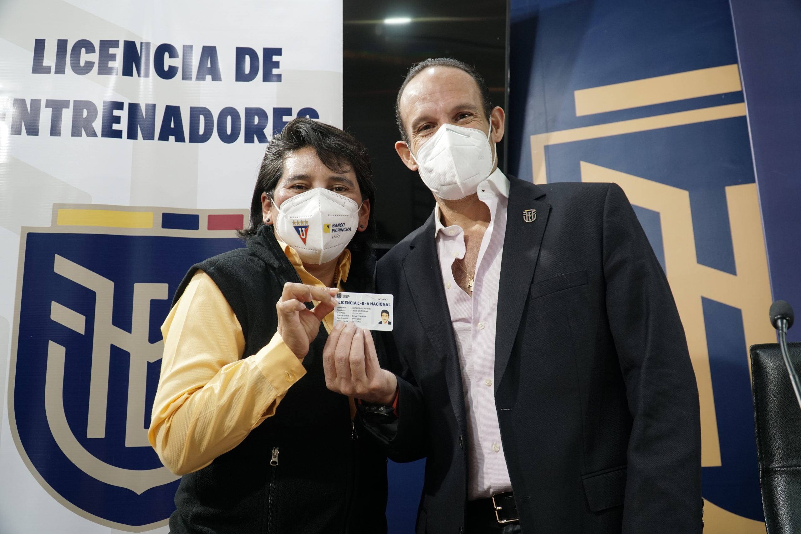 El presidente de la FEF entregó Licencia de Entrenadores a graduados del ISTFQ